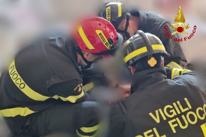 Bimba di 3 anni resta incastrata con la testa nel tavolino: liberata dai Vigili del fuoco