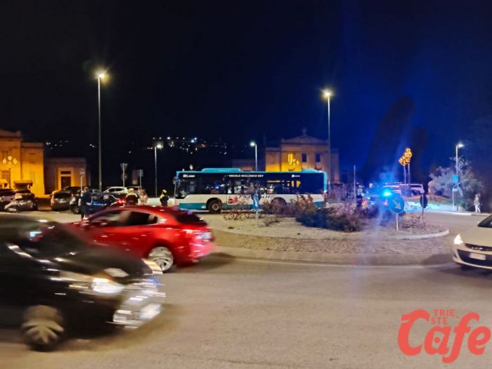 Via dell'Istria, incidente tra bus e auto davanti al cimitero: traffico rallentato