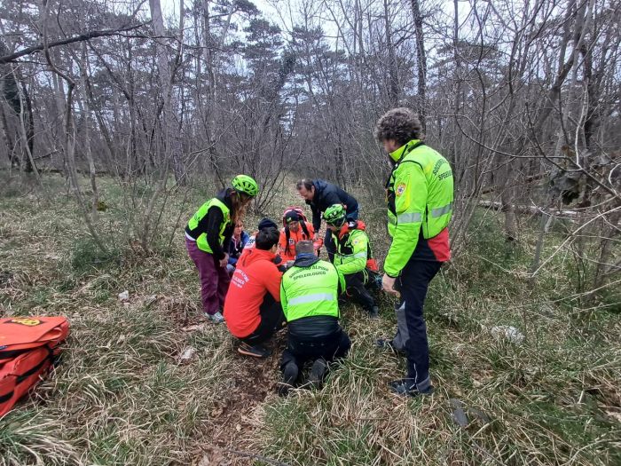 Cade mentre cammina sul sentiero e si frattura il femore, soccorsa 79enne