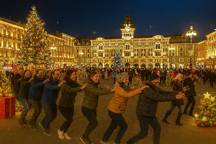 Da triestino proposta più simpatica dell’anno: maxi trenino umano in piazza Unità per aprire Natale