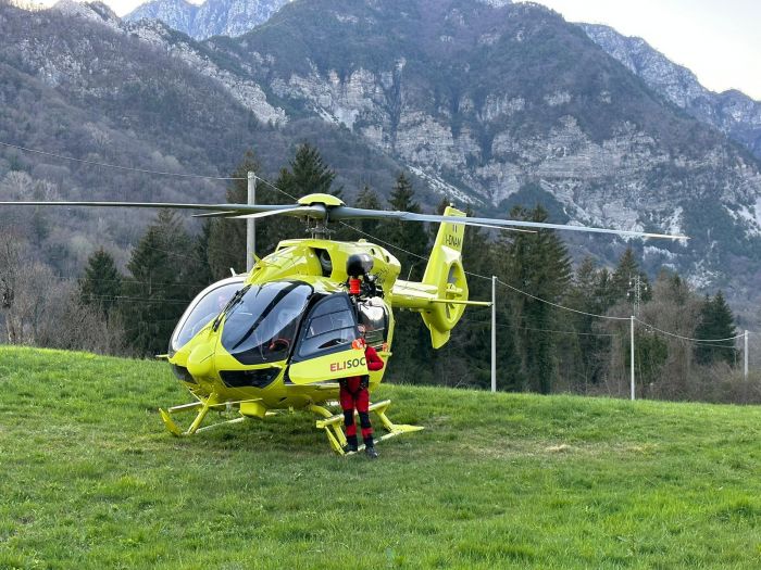 Spaventato dal temporale violento che lo ha colto durante la traversata chiama il soccorso alpino