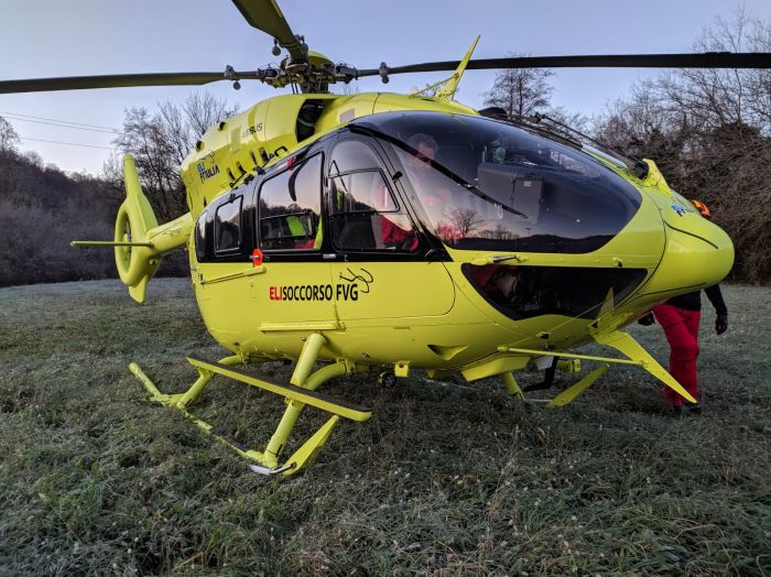 Scontro mattutino moto-bici: ciclista elitrasportato grave a Cattinara