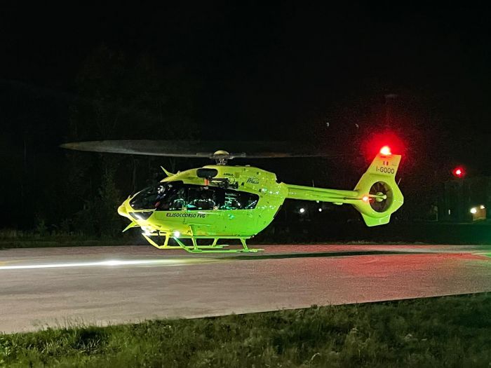 Fvg, perde il controllo dell'auto finendo fuori strada, uomo di mezza età elitrasportato grave all'ospedale