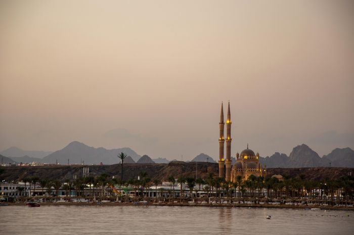 Coniugi triestini in vacanza a Sharm lasciano soli i 5 figli minorenni