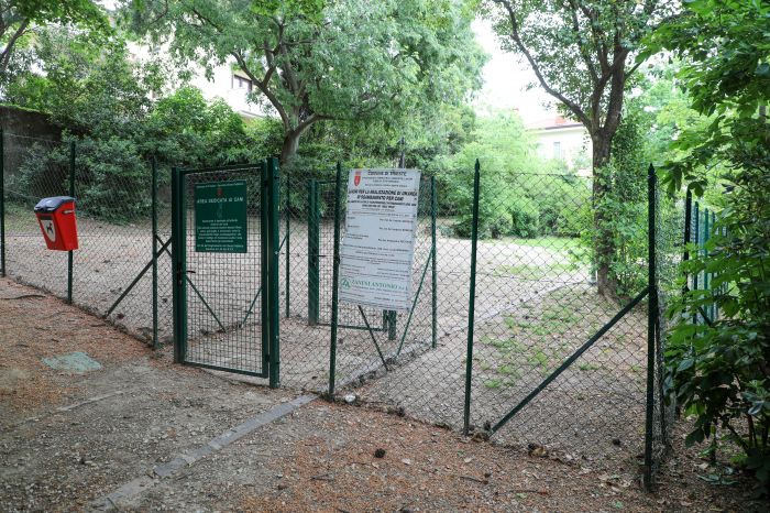 "Villa Engelmann, siepi da potare dopo due anni di abbandono"