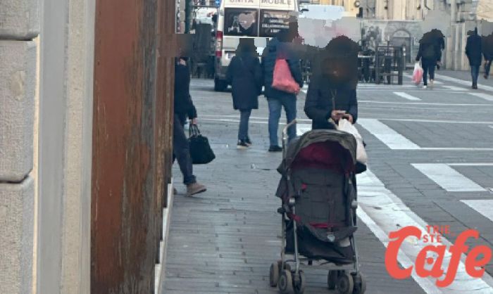 Un misterioso passeggino in via San Lazzaro a Trieste: curiosità tra i passanti