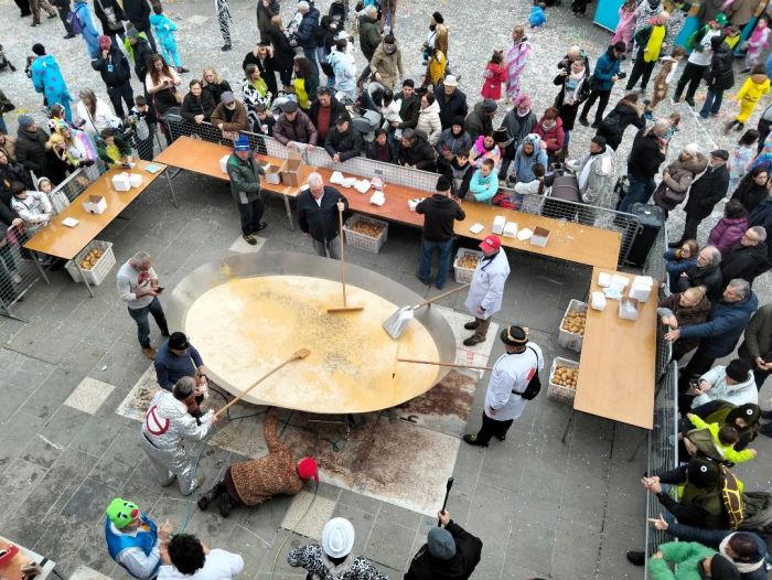 Mega frittata da record a Muggia: 35 kg di salsiccia e 2.000 uova in piazza Marconi