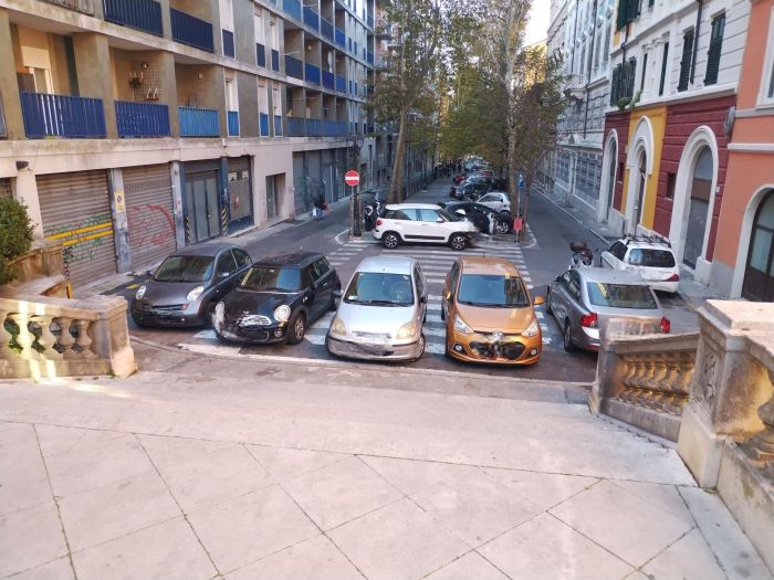 Parcheggi selvaggi in via dei Bonomo: i residenti chiedono interventi immediati