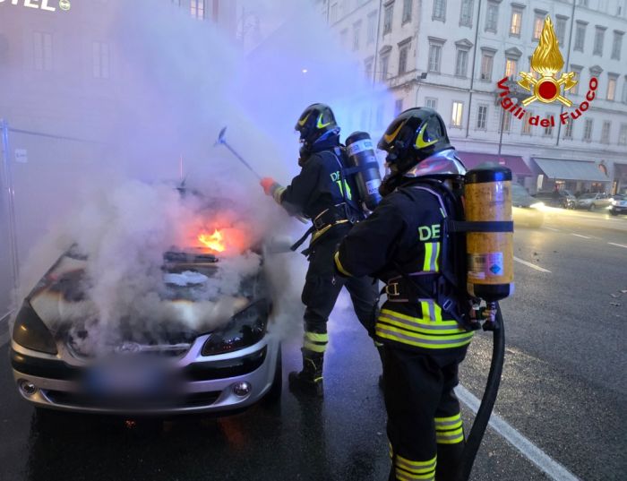 Incendio di un’ auto in piazza Libertà: rapido intervento di Polizia e Vigili del fuoco