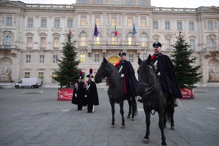 Carabinieri a cavallo incantano piazza Unità: un Natale che inizia tra eleganza, tradizione e magia (FOTO-  VIDEO)