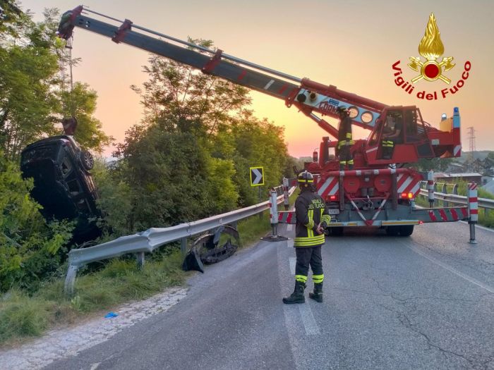 Auto esce di strada e finisce nella boscaglia: intervento notturno dei Vigili del Fuoco in Fvg