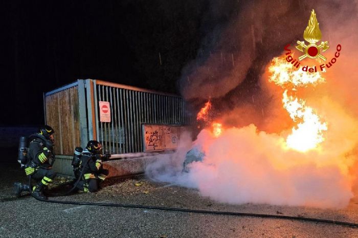 Notte di fuoco a Trieste: tre incendi in poche ore, Vigili del Fuoco in azione senza sosta