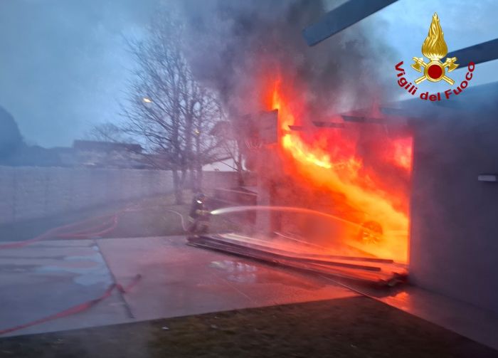 Fumo nero dal garage, scatta allarme: incendio in autorimessa in Fvg, vigili del fuoco in azione