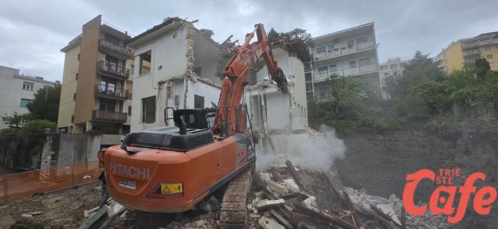 San Vito, demolita la palazzina di via Tedeschi: salvati tre piccoli gabbiani durante i lavori