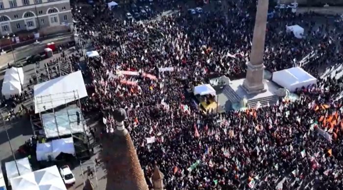 Pd, Il popolo dem si ritrova tra Bandiere pace e Bella Ciao: 50 mila a Roma, anche da Trieste e da tutta la Regione