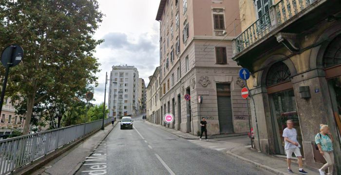 Trieste, scooter in difficoltà per la Bora: “grazie a quella signora che si è fermata ad aiutarmi”
