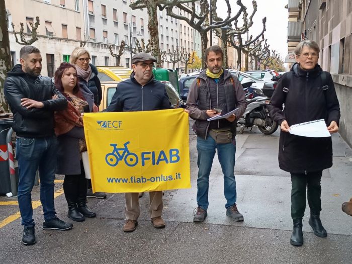 "Commercianti, residenti e ciclisti uniti contro la ciclabile di Viale d’Annunzio"