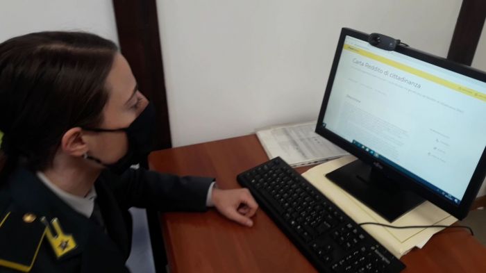 Foggia: parrucchiere con Redito di cittadinanza gestiva centro estetico in nero