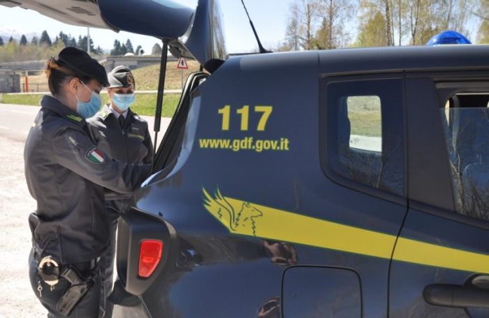 Maxi sequestro a Trieste: un milione di capi d’abbigliamento contraffatti intercettati al Porto