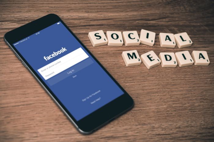 Facebook soffia 22 candeline, gli auguri di Mark Zuckerberg