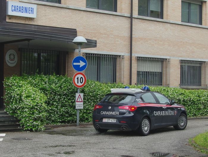 Furto al Città Fiera: tentano la fuga con scarpe rubate, bloccati due uomini