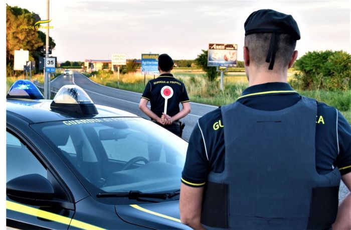 Fvg, sagra & furbi: 5 lavoratori in nero impiegati tra patatine fritte e gigliate in compagnia 