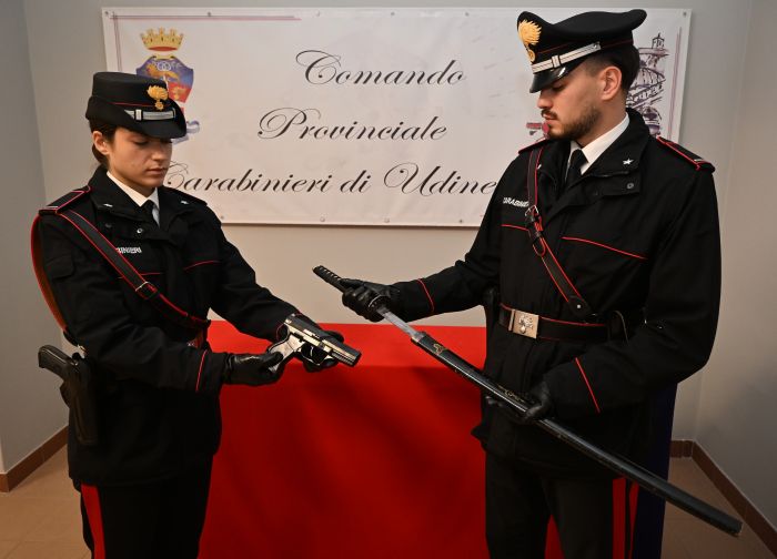 Fvg, passeggiava tranquillo con un coltello in tasca: accessorio non apprezzato, denuncia e ciao