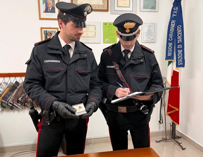 Carabinieri denunciano 20enne per spaccio: trovato con 9 grammi di hashish, bilancino e 210 euro