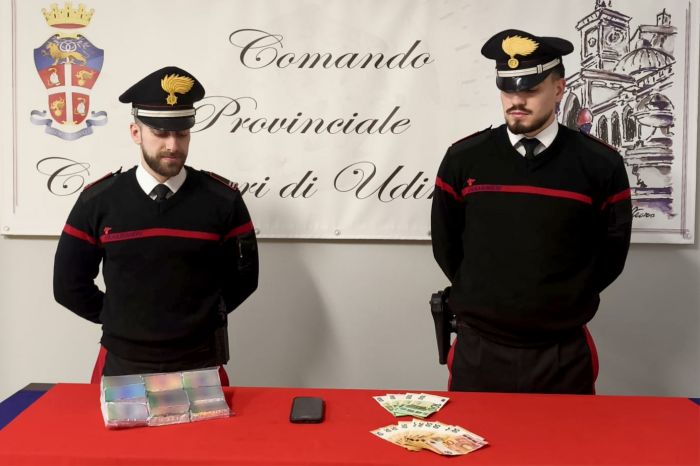 Giovane sospetto lungo la strada, viene scoperto con droga: arrestato 