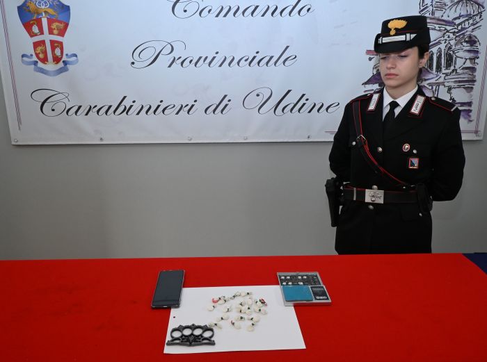 Getta dal finestrino un pacchetto di caramelle ma era cocaina,  31enne in manette