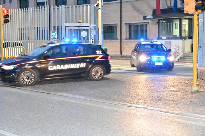 "Dammi il cellulare", poi glielo restituiscono ma scappano con lo zaino del malcapitato.  Cinque giovani nei guai 