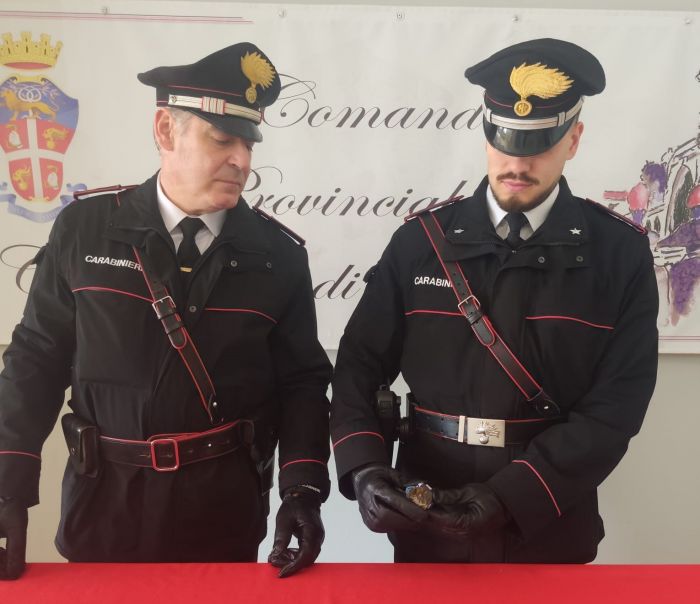 Prende a sassate un'autovettura danneggiandola, denunciato 30enne con l'hashish addosso  