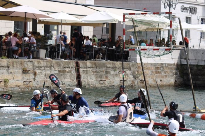 Torna lungo il Canale di Ponterosso il “Trofeo Ponterosso”, torneo internazionale di canoa polo