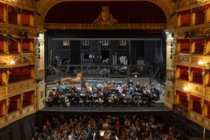 Ascesa e caduta della città di Mahagonny sul palco del Teatro Verdi con la direzione musicale di Beatrice Venezi