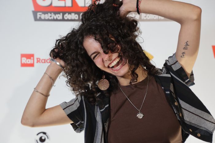 La cantante triestina Asia incanta al Fatti Sentire Festival: il brano “Foglio rosa” in onda su Rai 2 