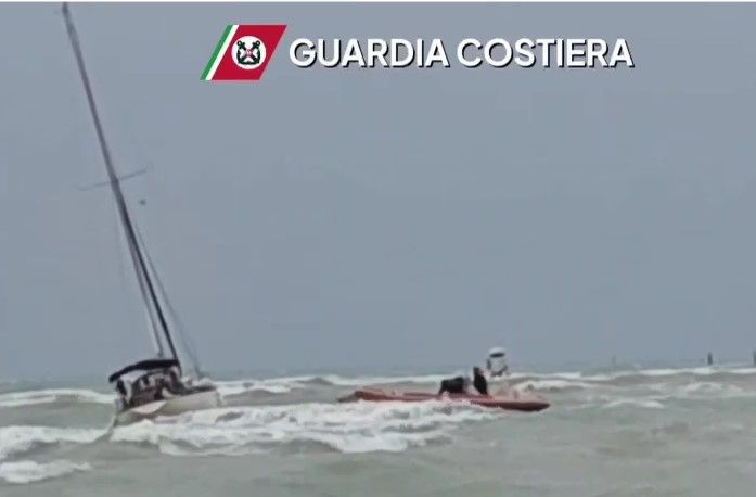 Guardia Costiera salva quattro giovani tedeschi in balia delle onde al largo di Lignano