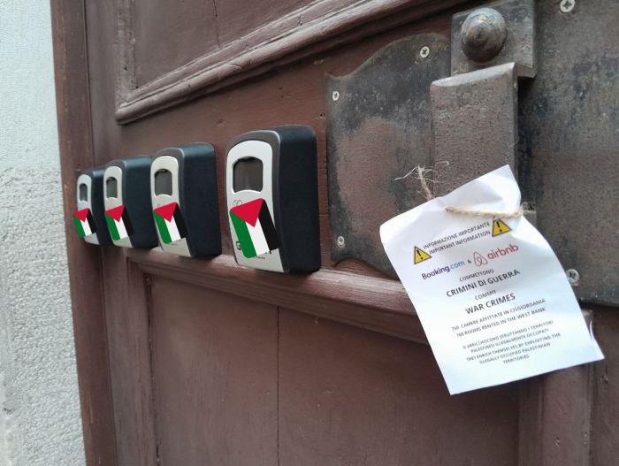 Volantini contro Booking e Airbnb, attivisti denunciano legami con i crimini di guerra in Palestina