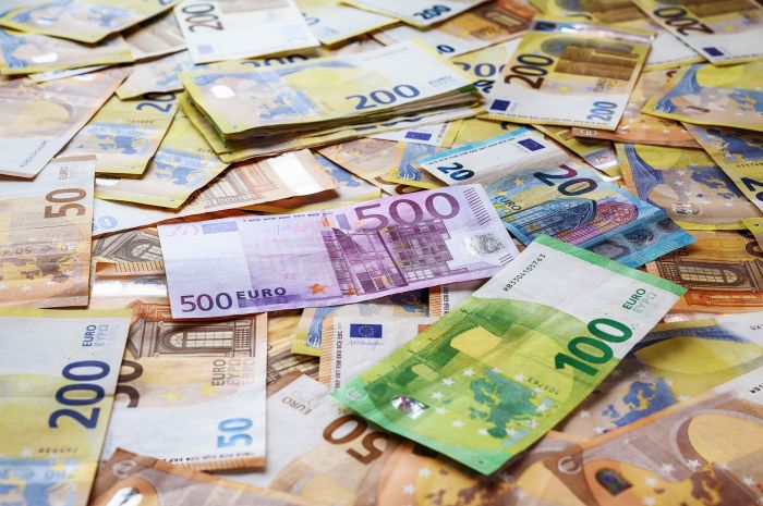Possidente originario del Fvg lascia quasi tutti i suoi beni ai vicini, citati a giudizio. In ballo un patrimonio di 2 milioni 