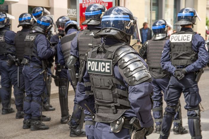 Francia, donna ebrea accoltellata a Lione, svastica sulla porta