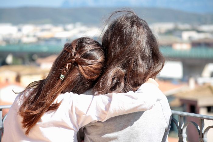 “Basta odio, abbracciamo tutti!”: la triestina che trasforma l’amore in un messaggio contagioso