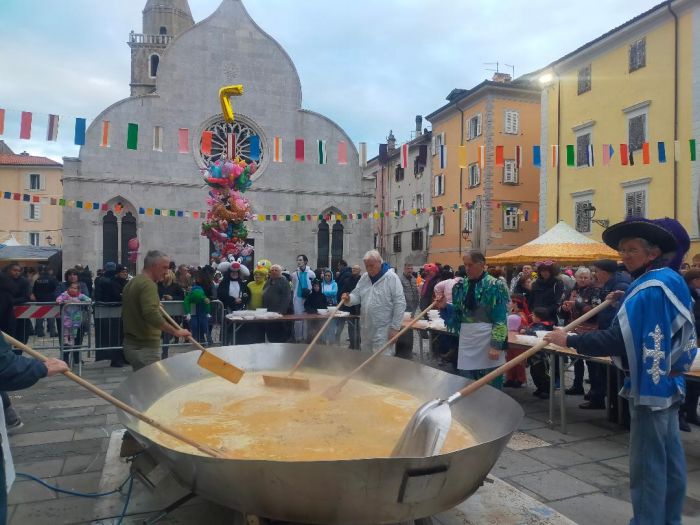 Carnevale di Muggia: lo spettacolo della Megafrittata Con 2.500 uova, in aggiunta a olio e salsiccia!!