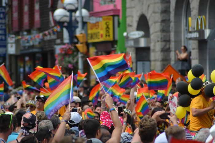 Pride Month, allarme discriminazioni: 3 talenti LGBTQIA+ su 10 lasciano il lavoro per paura di fare coming out