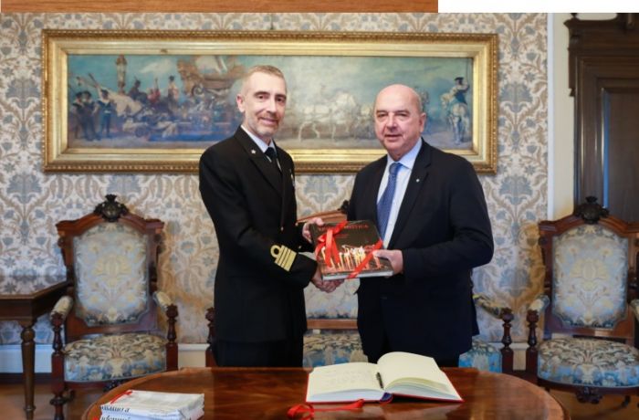 Sindaco ha ricevuto il capitano di vascello Francesco Marzi, comandante della Nave Trieste