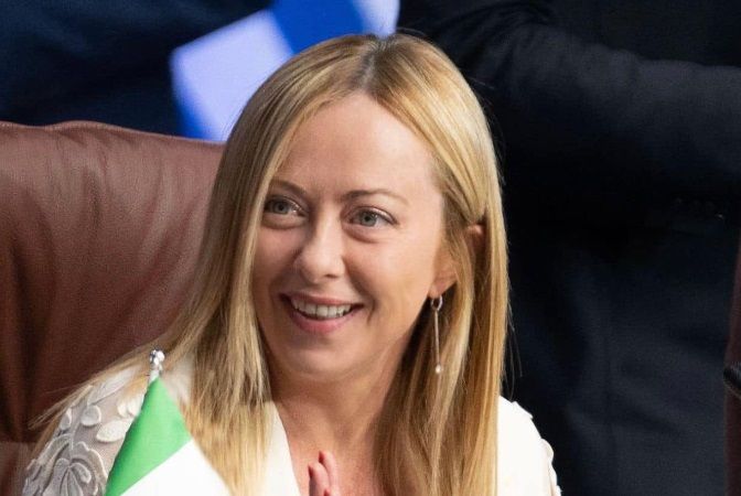 Giorgia Meloni: io essere umano, volo alto. Fdi fa da 'scudo' a premier 