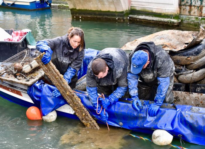 Dai fondali emergono 17 quintali di rifiuti, l’azione dei gondolieri sub riporta alla luce il degrado a Venezia (FOTO)