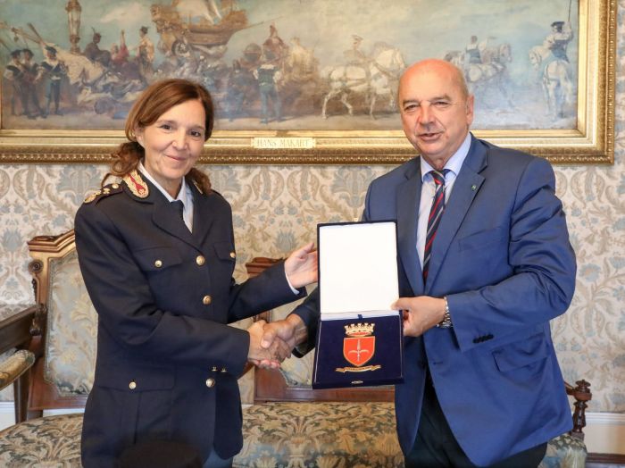 Direttrice Polizia Ferroviaria Fvg Graziella Colasanto Ricevuta in Municipio dal sindaco Roberto Dipiazza