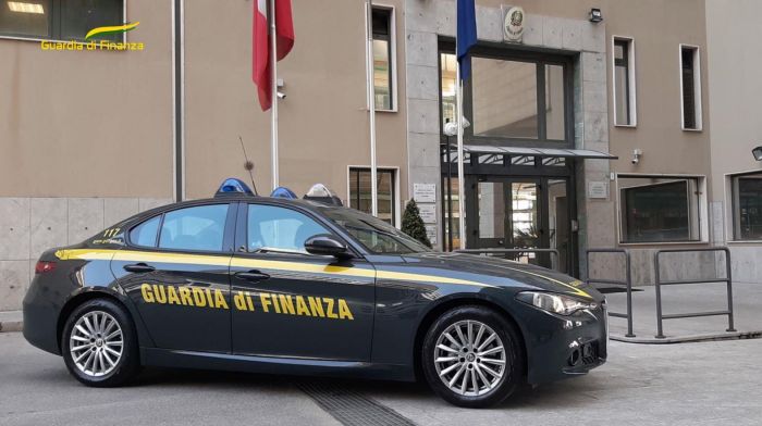 A 83 anni 'custode' delle sigarette di contrabbando