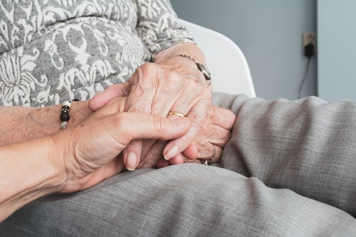 Figli 40enni mantenuti in casa, la madre fa causa e li sfratta