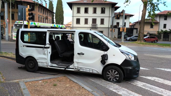 Inseguimento folle a Udine: furgone rubato si schianta contro una casa, arrestati due 19enni