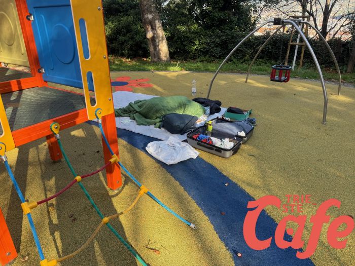 San Giusto, accampamento di fortuna nel bel mezzo del parco giochi riservato ai bimbi